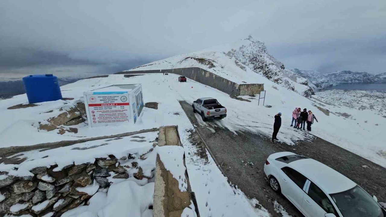 Bitlis Nemrut Kalderası beyaz gelinliğini giydi