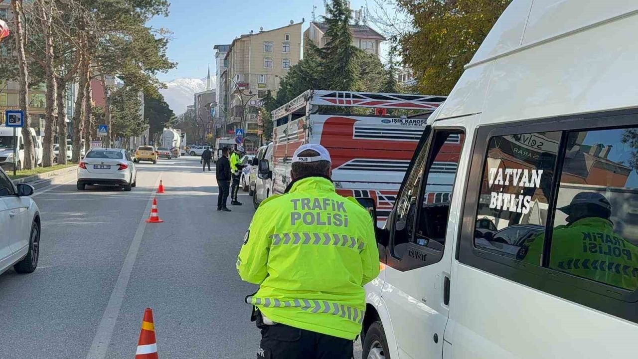 Bitlis Tatvan’da kış lastiği denetimleri devam ediyor