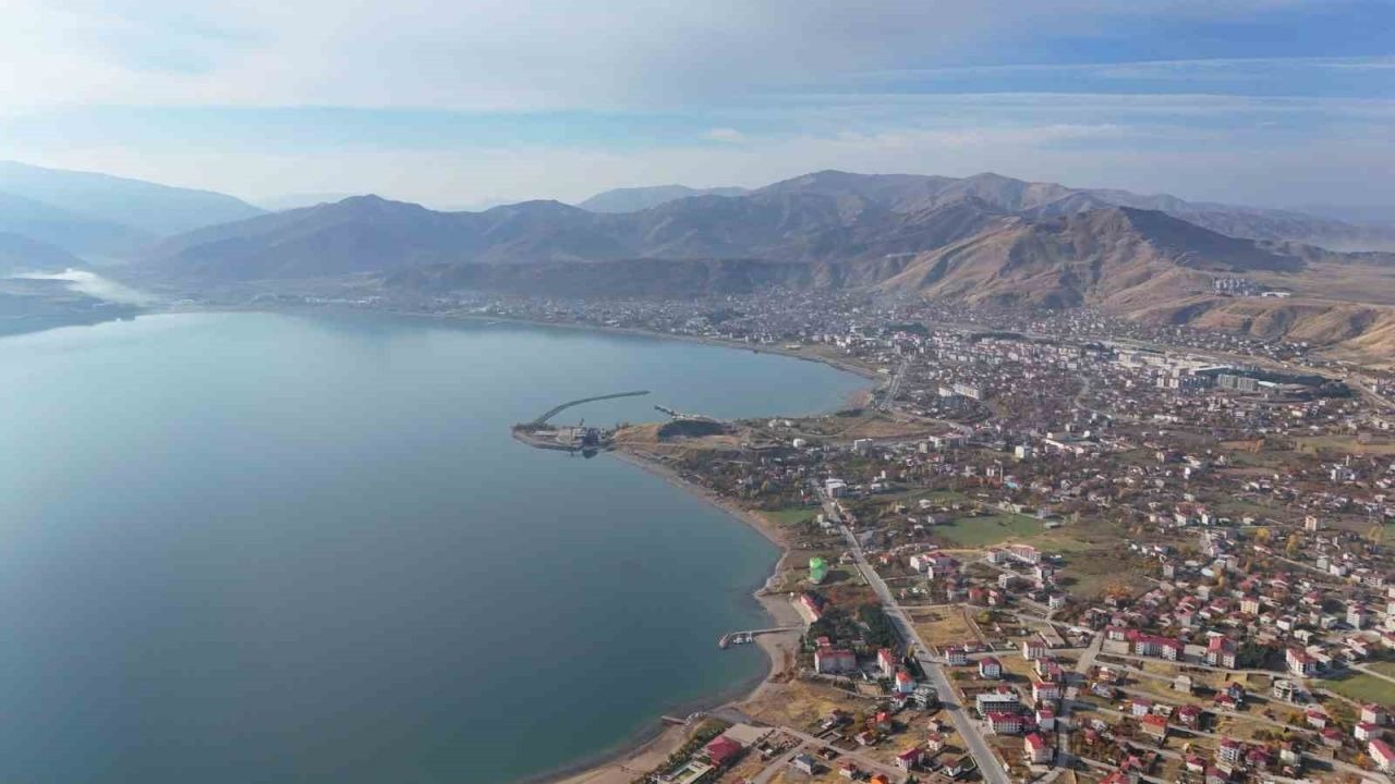 Bitlis Tatvan’da sonbaharın büyüleyici renkleri görüntülendi