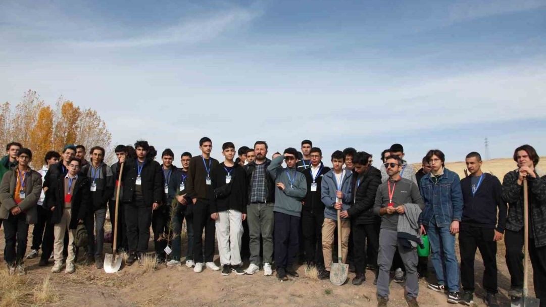 Bitlis’in  Ahlat İlçesinde &quot;Maziden Atiye&quot; programı kapsamında öğrenciler fidan dikti