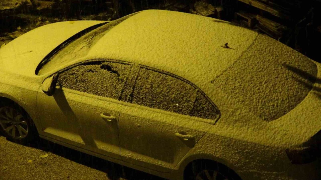 Bitlis’te mevsimin ilk karı yağdı