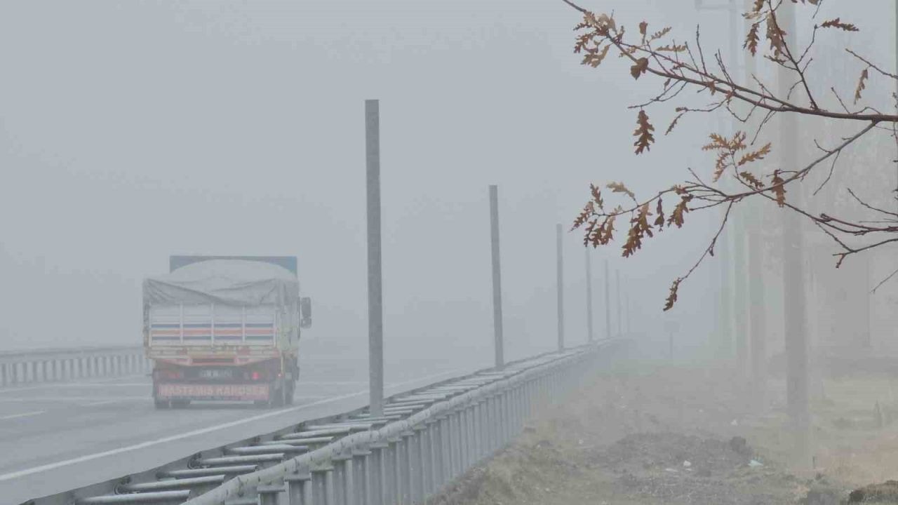 Bitlis’te yoğun sis etkili oldu: Görüş mesafesi sıfıra düştü