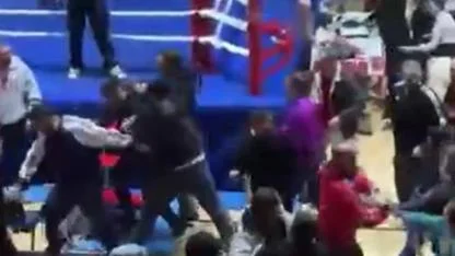 Boks turnuvasında kavga ring dışına taştı, yumruklar havada uçuştu