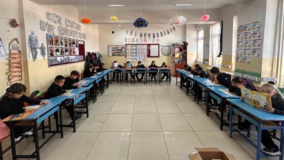 Demirkent TOKİ Öğrencilerinden 29 Ekim İlkokulu’na kitap kardeşliği