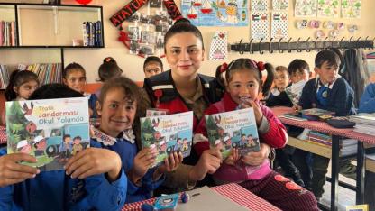 Diyadin’de Jandarma, Çocukların Yüzünü Güldürdü