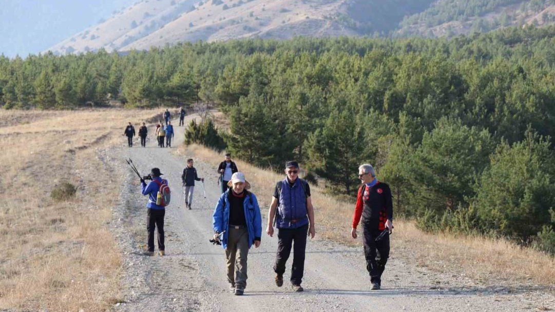 Doğal güzelliklerin içinde 16 km yürüdüler