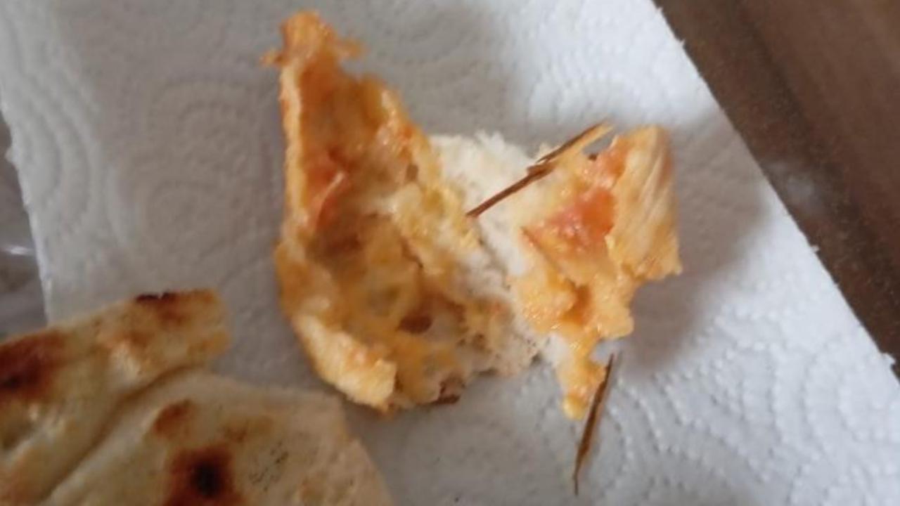 Ekmeğin içerisinden odun parçaları çıktı