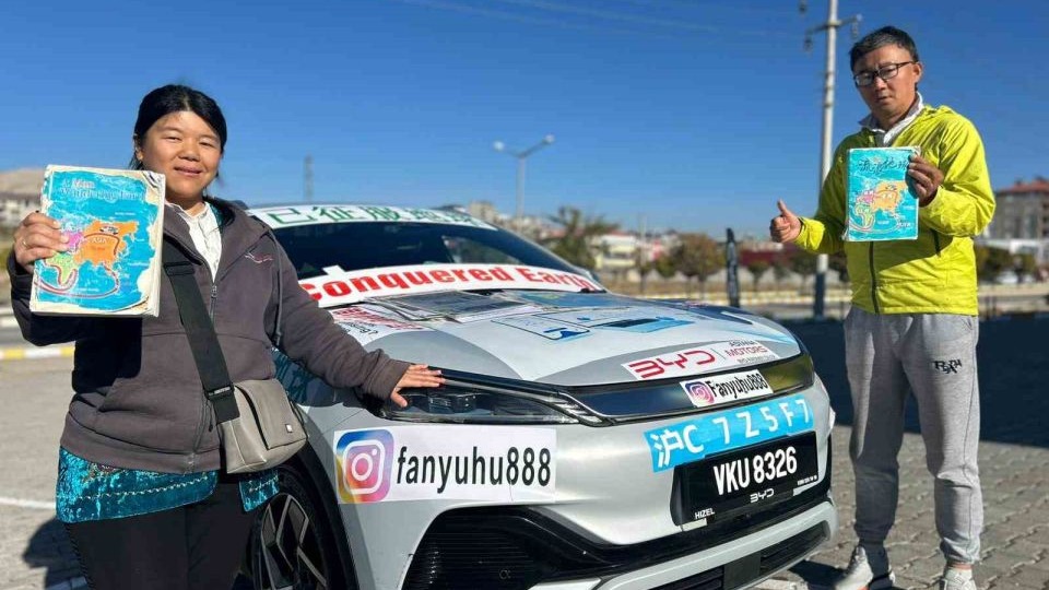 Elektrikli araçla dünya turuna çıkan çevreci çift Van’a ulaştı