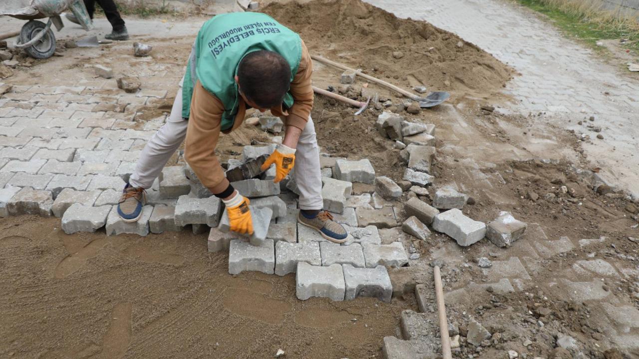 Erciş Belediyesi Bayazıt Mahallesinde Parke Yama Çalışması Yaptı