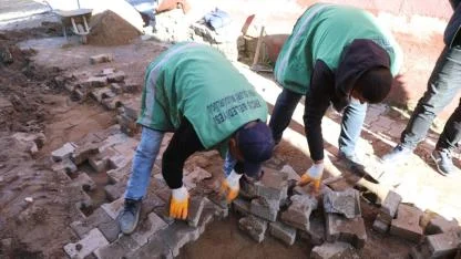 Erciş Belediyesi’nden Kışla Caddesi’nde Parke Yama Çalışması