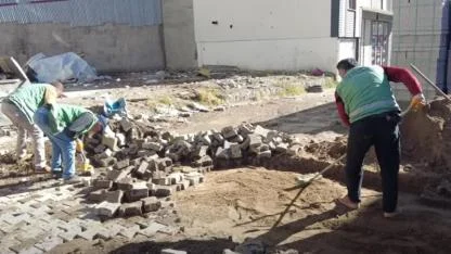 Erciş Belediyesi’nden Peynirciler Caddesi’nde Parke Yama Çalışması