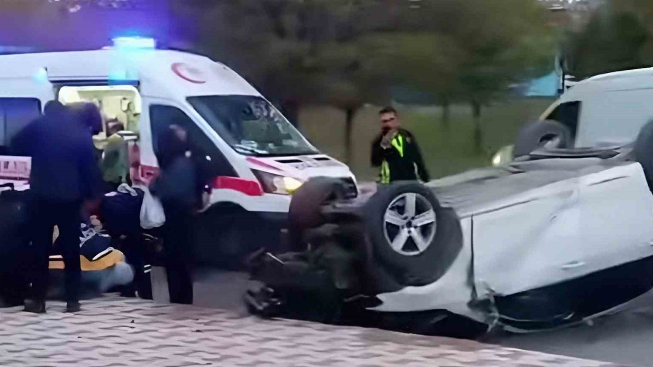 Erciş sahil yolunda trafik kazası: 3 yaralı