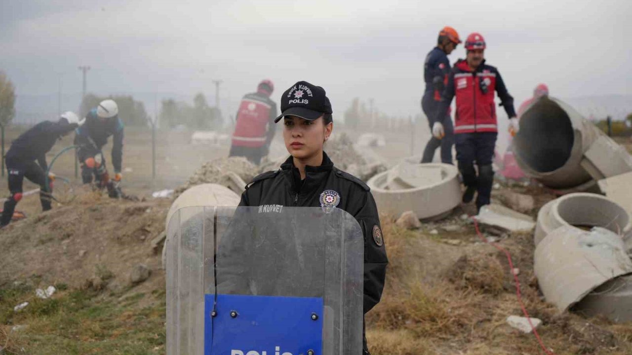 Erzincan’da 6,4 büyüklüğünde deprem tatbikatı gerçeğini aratmadı