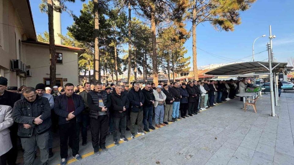 Erzincan&#039;da gazeteci Çetinkaya’nın eşi Esra Çetinkaya son yolculuğuna uğurlandı