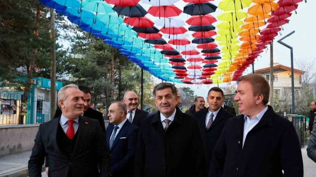 Erzincan’da rengârenk şemsiyelerle kaplanan sokak ilgi görüyor