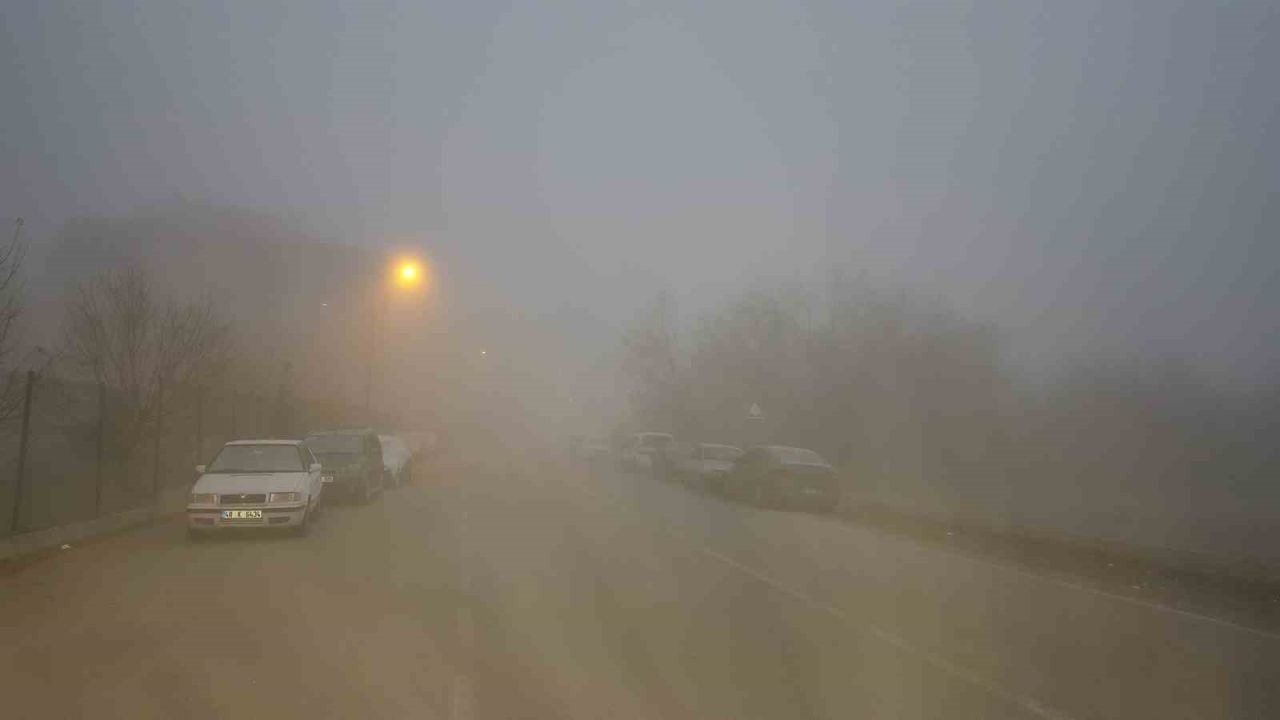 Erzincan&#039;da yoğun sis hayatı olumsuz etkiledi