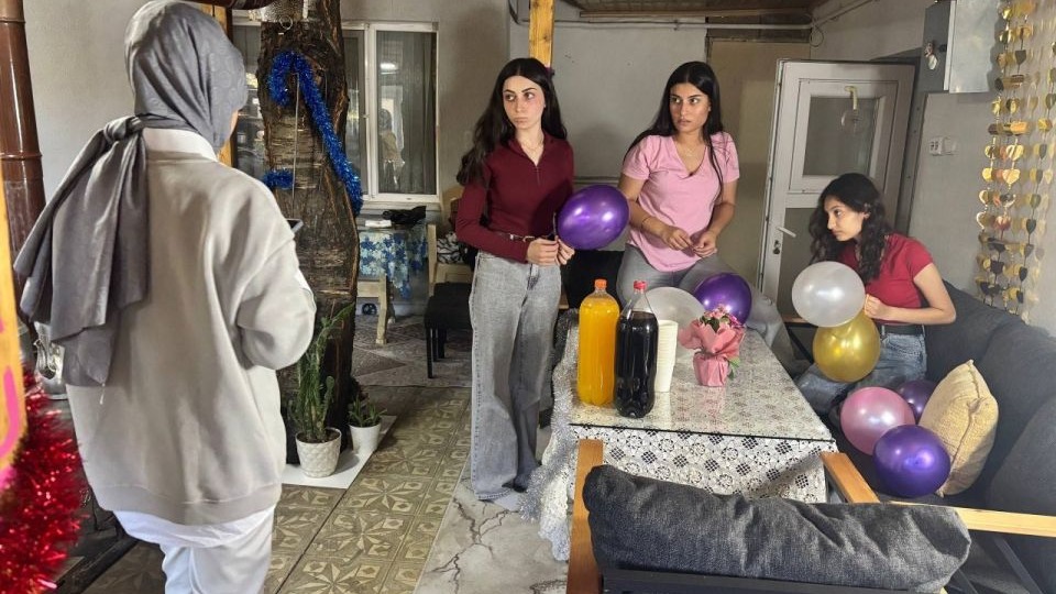 Erzincanlı gençlerden down sendromlu kardeşlere yürek ısıtan doğum günü sürprizi