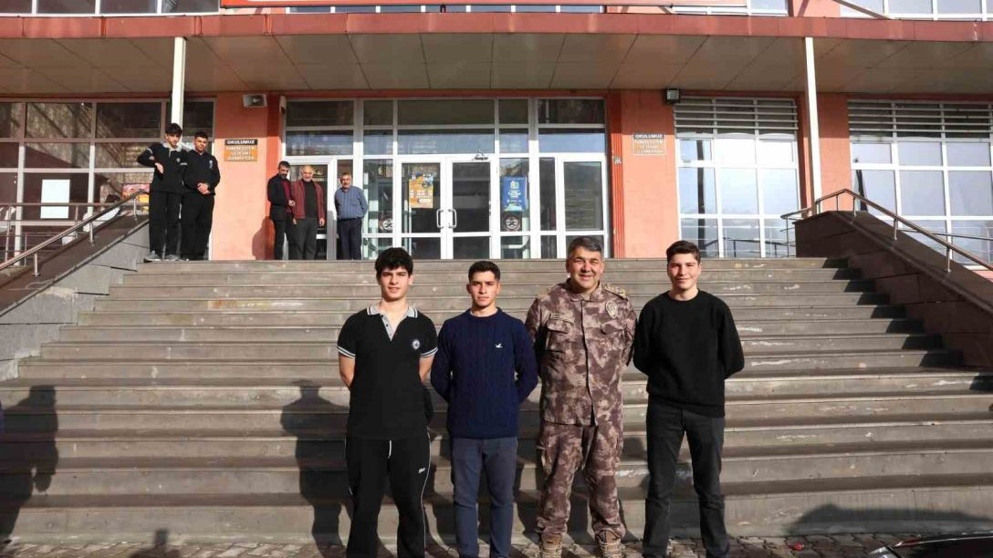 Erzurum İl Emniyet Müdürümüz Onur Karaburun, okul önlerindeki uygulamaları denetledi