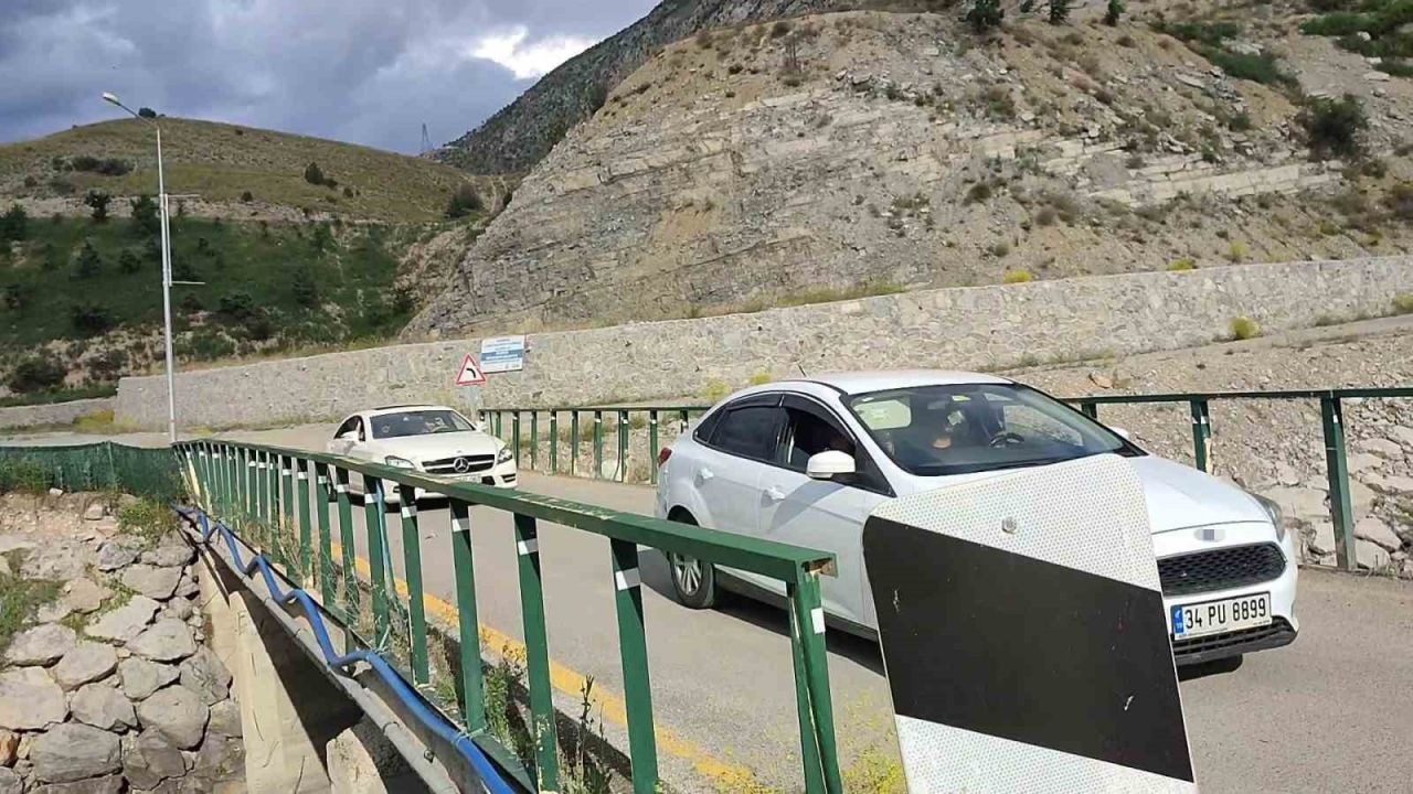 Erzurum Tortum Şelalesi girişindeki köprü tehlike saçıyor