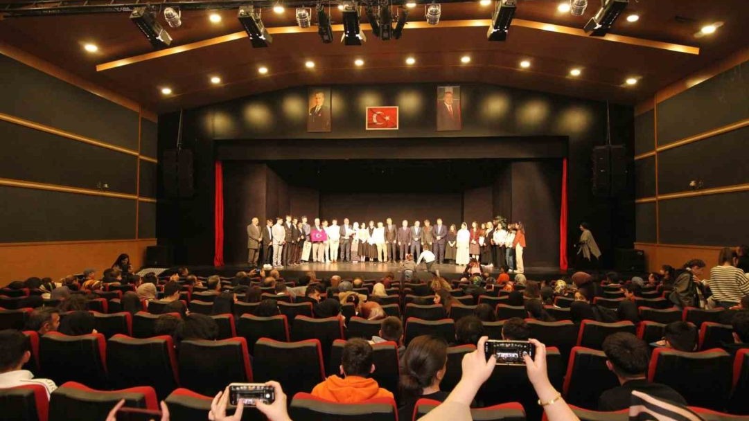 Erzurum&#039;da &quot;Bir Gün Değil Bir Gül’dür Öğretmen&quot;  ayakta alkışlandı