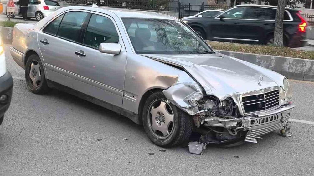 Erzurum’da iki otomobil çarpıştı: 3 yaralı