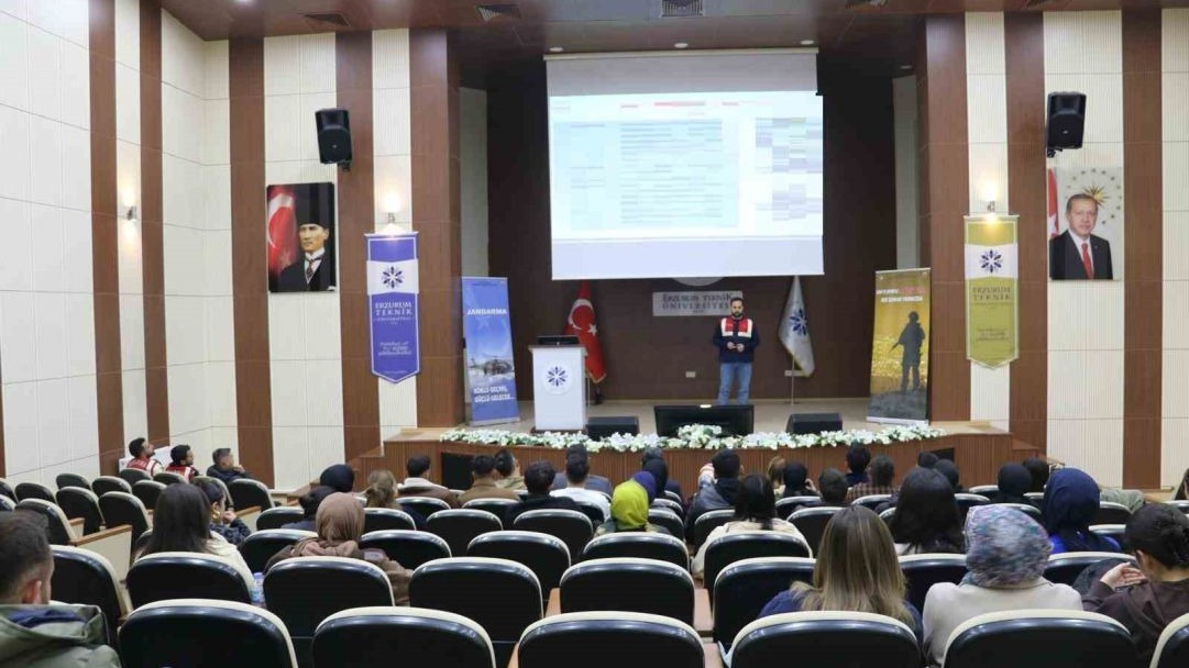 Erzurum&#039;da Jandarma ekipleri öğrencileri madde bağımlılığı konusunda bilgilendirdi
