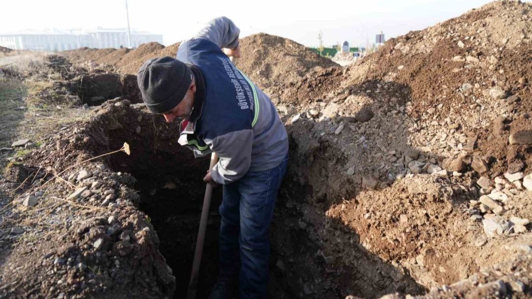 Erzurum’da kış öncesi mezar hazırlığı