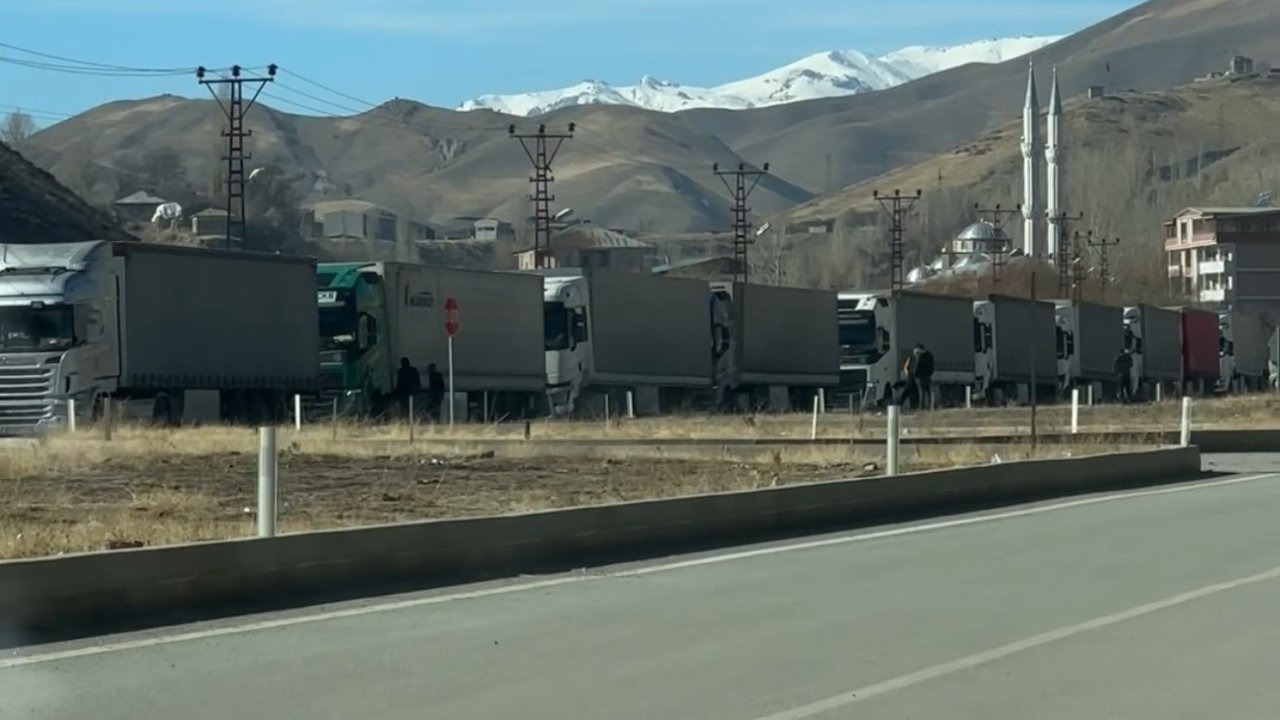 Esendere Gümrük Kapısı&#039;nda tır kuyruğu 2 kilometreyi buldu