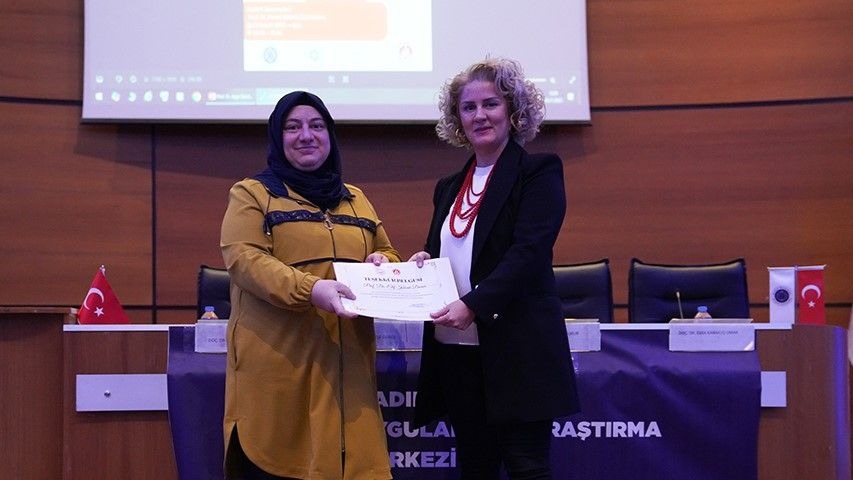 ETÜ paydaşlığında ‘Kadına yönelik şiddetin izleri’ paneli düzenlendi