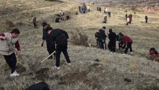 Geleceğe nefes: Demirkent TOKİ Ortaokulu öğrencilerinden örnek fidan dikimi etkinliği