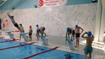 Gençler Yüzmeyi Ağrı’da Öğreniyor