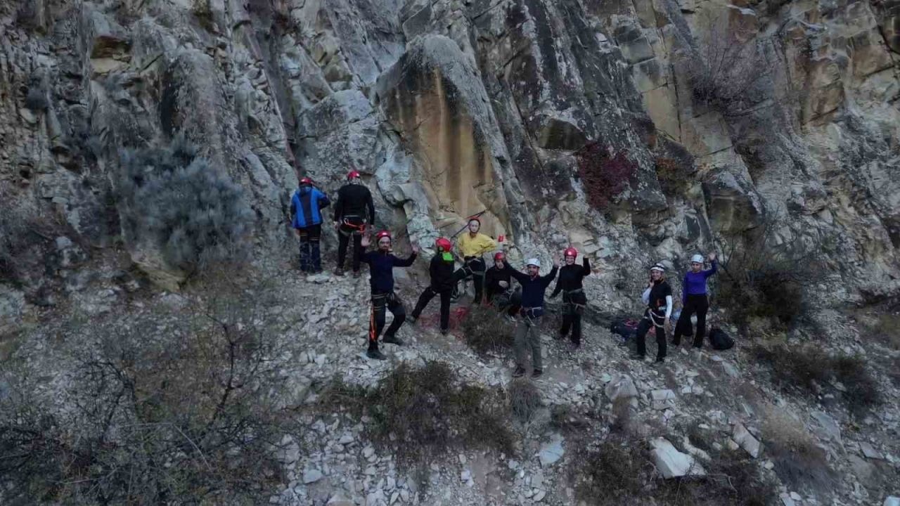 Gençlerden zorlu tırmanış eğitimi
