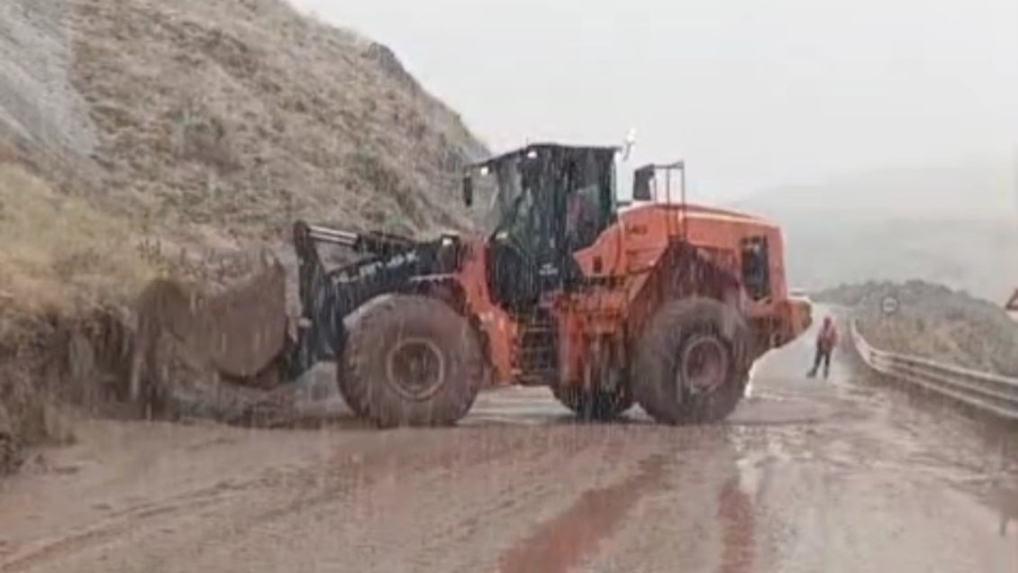 Hakkari-Van kara yolunda heyelan meydana geldi