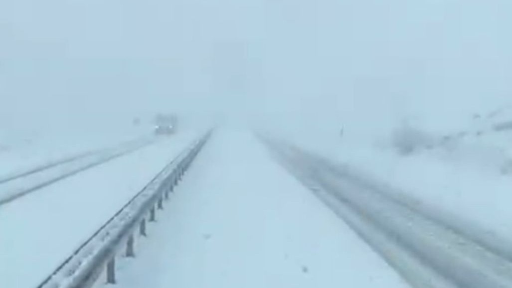 Hakkari&#039;de karayolları ekipleri, karla mücadele çalışması yaptı