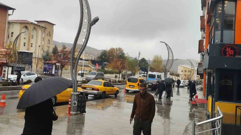 Hakkari’de merkezde yağmur, yüksek kesimlerde kar etkili oldu