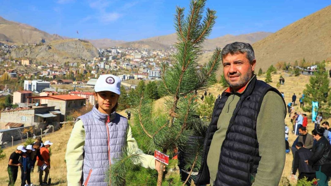 Hakkari’de Tuğgeneral Öz, şehit yakınlarıyla fidan dikti