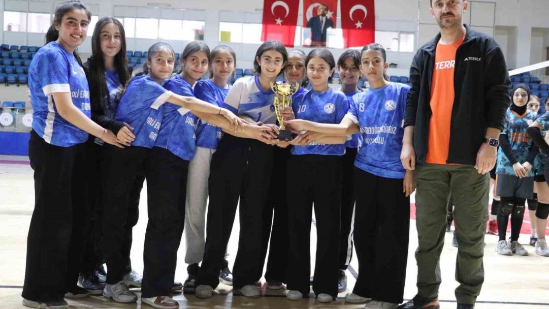 Hakkari’de Yıldız Kızlar Voleybol İl Birinciliği sona erdi