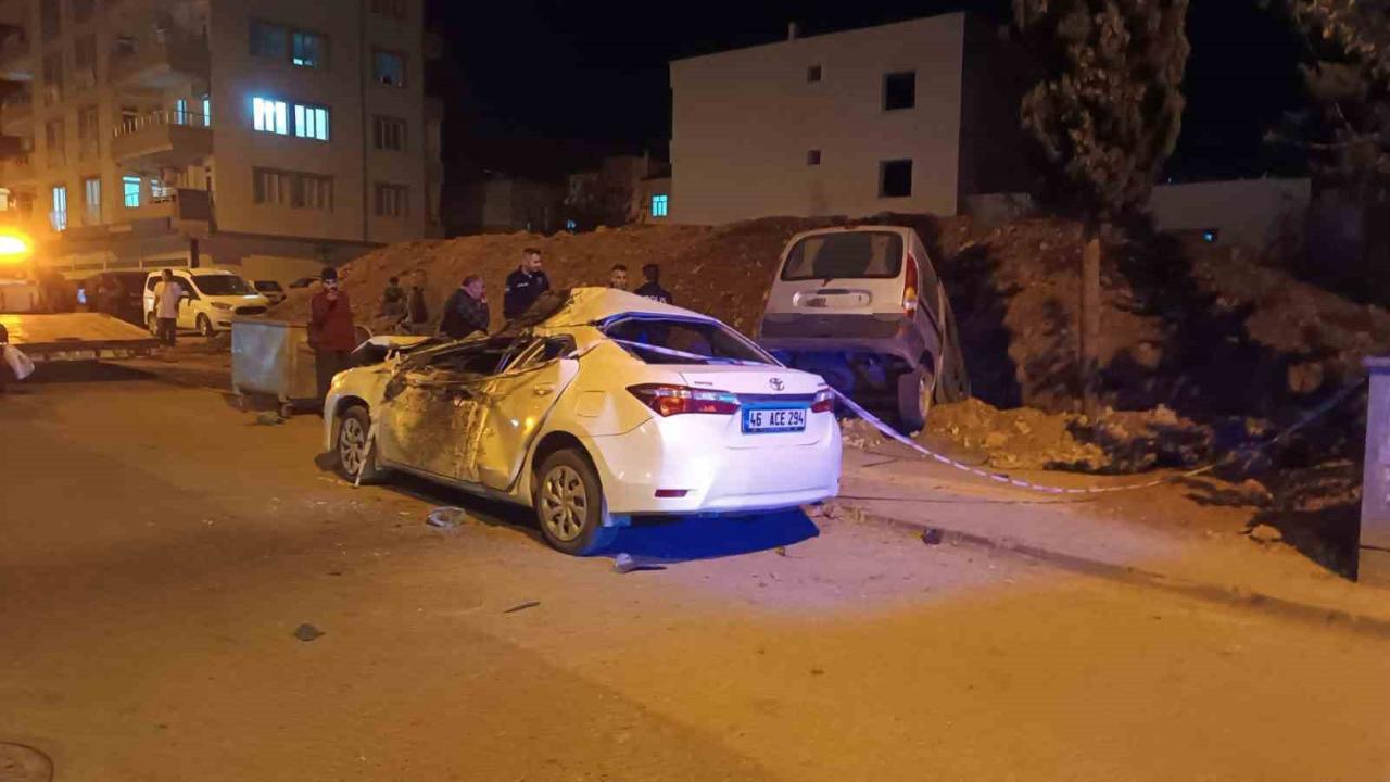 Hız yapan araç park halindeki otomobile çarpıp inşaat alanına uçtu: 2 yaralı