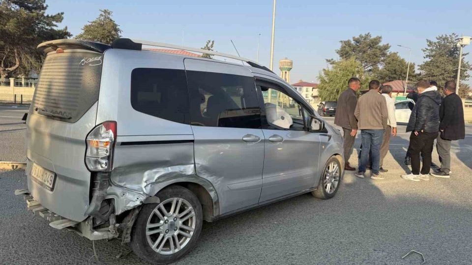 Iğdır’da trafik kazası,araçlarda maddi hasar oluştu
