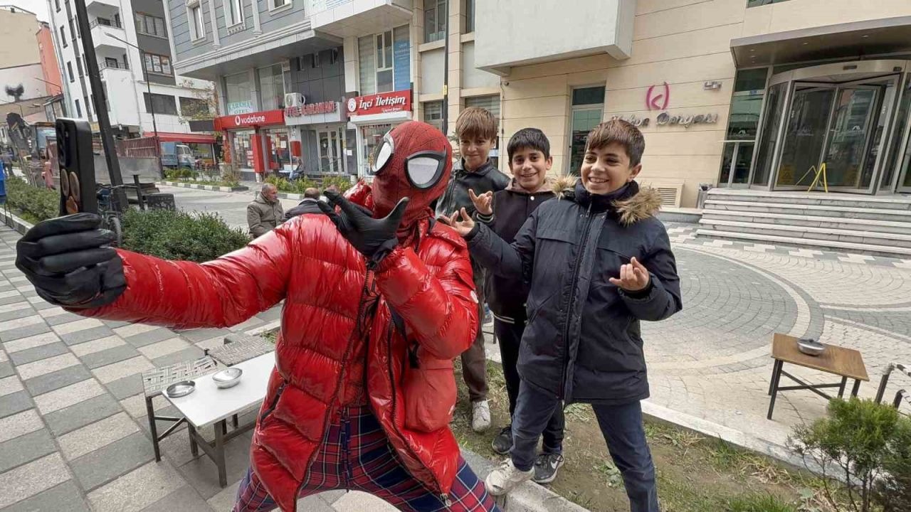 İzmirli Spiderman’den Van Gölü’ne dikkat çeken dalış
