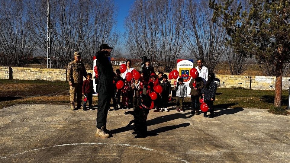 Jandarma Erzurum&#039;da öğrencilere Çocuk Hakları Günü sürprizi yaptı
