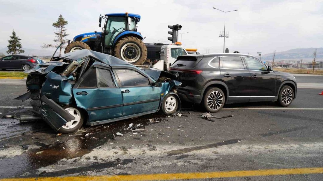 Kamyonun freni boşaldı, zincirleme kaza yaşandı: 2 yaralı
