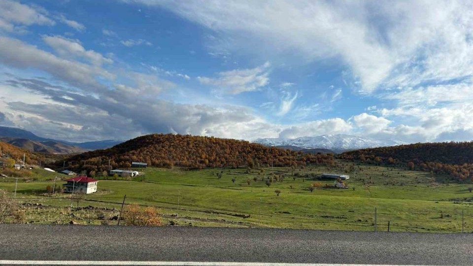Karla kaplı dağlar sonbaharın renkleriyle buluştu