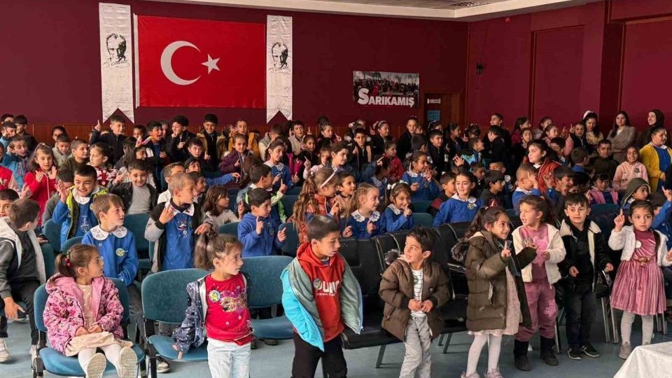 Kars Sarıkamış’ta &quot;Şarkılı Orman&quot; oyununa miniklerden yoğun ilgi