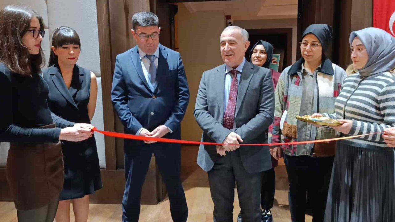Kars’ta &quot;100+2 şehirler arası karma sergi&quot; sanatseverlerle buluştu