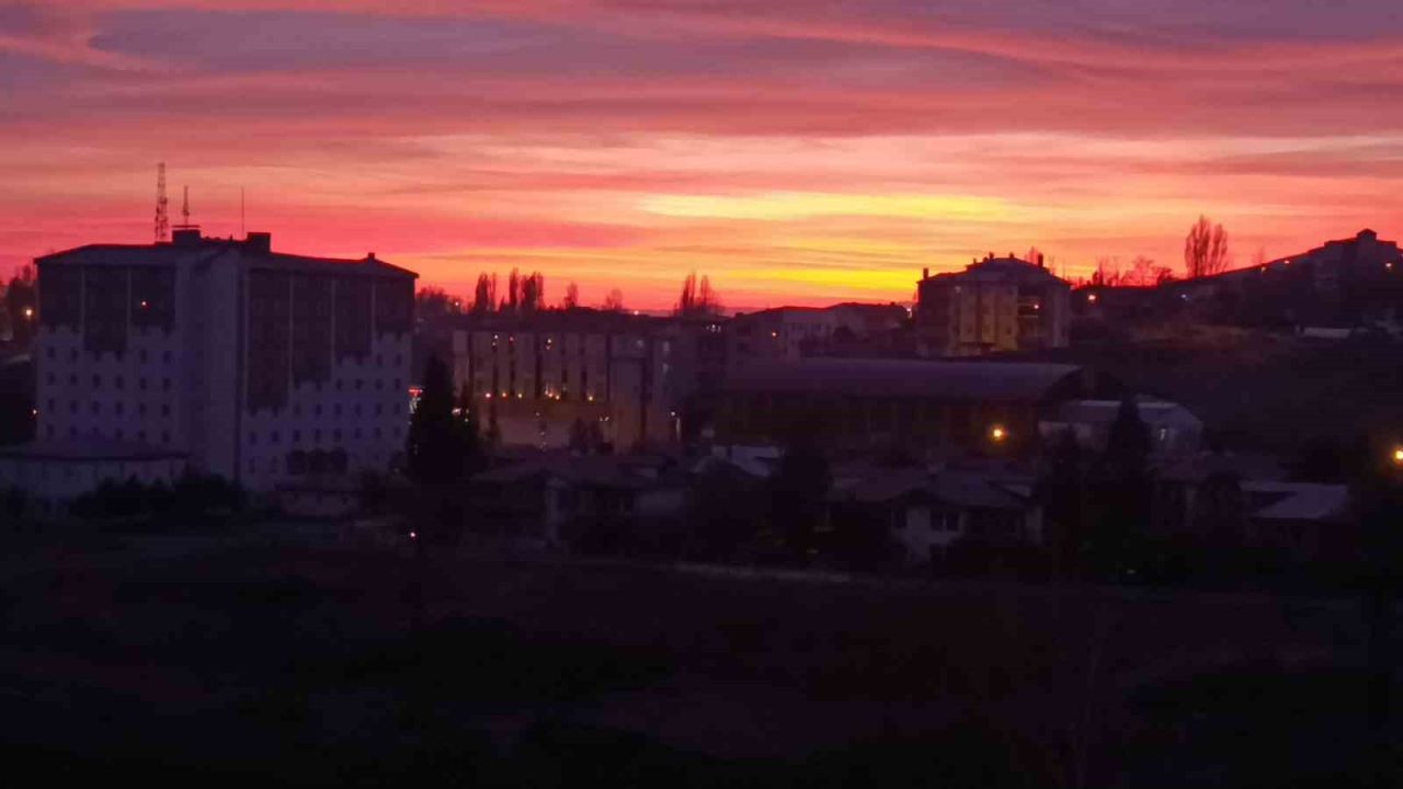 Kars’ta gökyüzü kızıla büründü