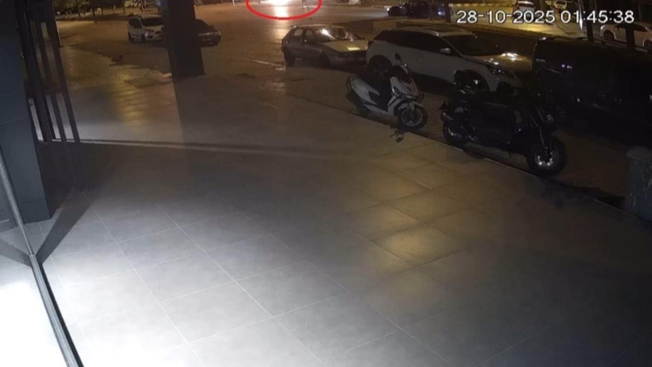 Kaza yapan motosikletin sürücüsünü alevlerden çekip aldı