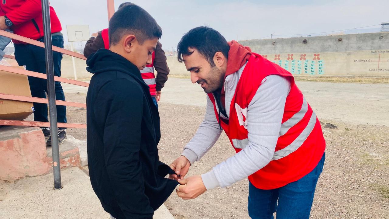 Kış Öncesi Kızılay’dan Köy Çocuklarına Giysi Desteğine