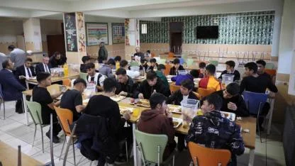 Kökrek, öğrencilerle aynı sofrada buluştu