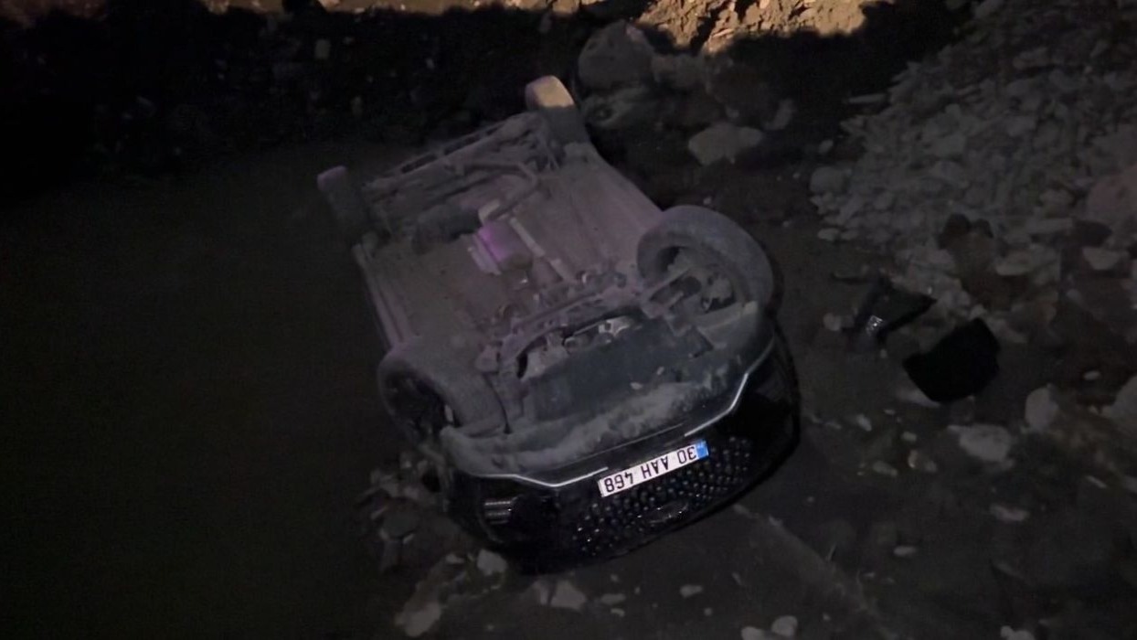 Kontrolden çıkan otomobil dereye uçtu: 2 yaralı